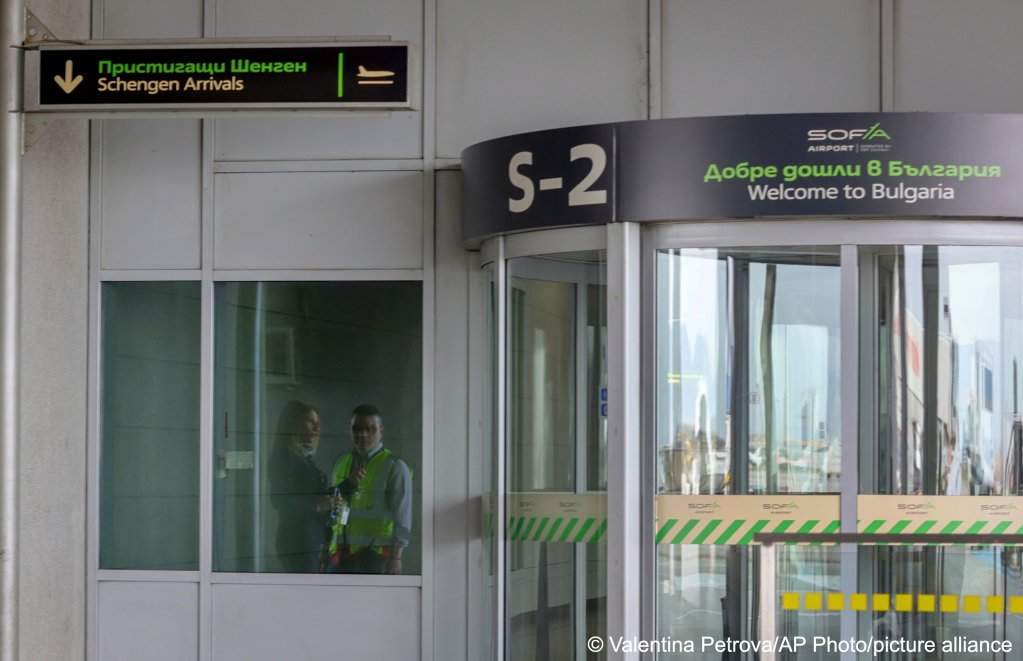 File photo used as illustration: After the returns flight lands in Sofia airport in Bulgaria, what happens next? | Photo: Valentina Petrova / AP Photo / picture alliance