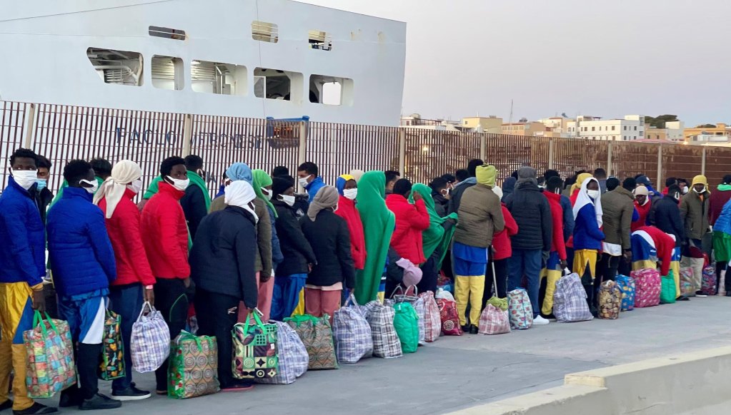 File photo used as illustration: Migrants lined up to be transferred from the island of Lampedusa | Photo: Elio Desiderio / ANSA