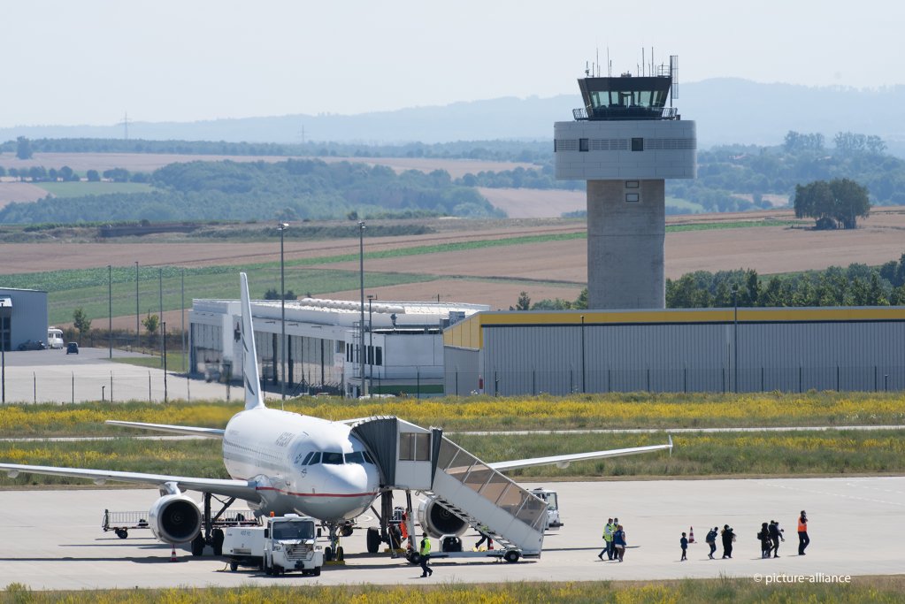 From file: German airports are urgently looking for workers to fill vacancies but the security checks are holding up the time it takes for them to start work | Photo: picture-alliance/S. Pfoertner