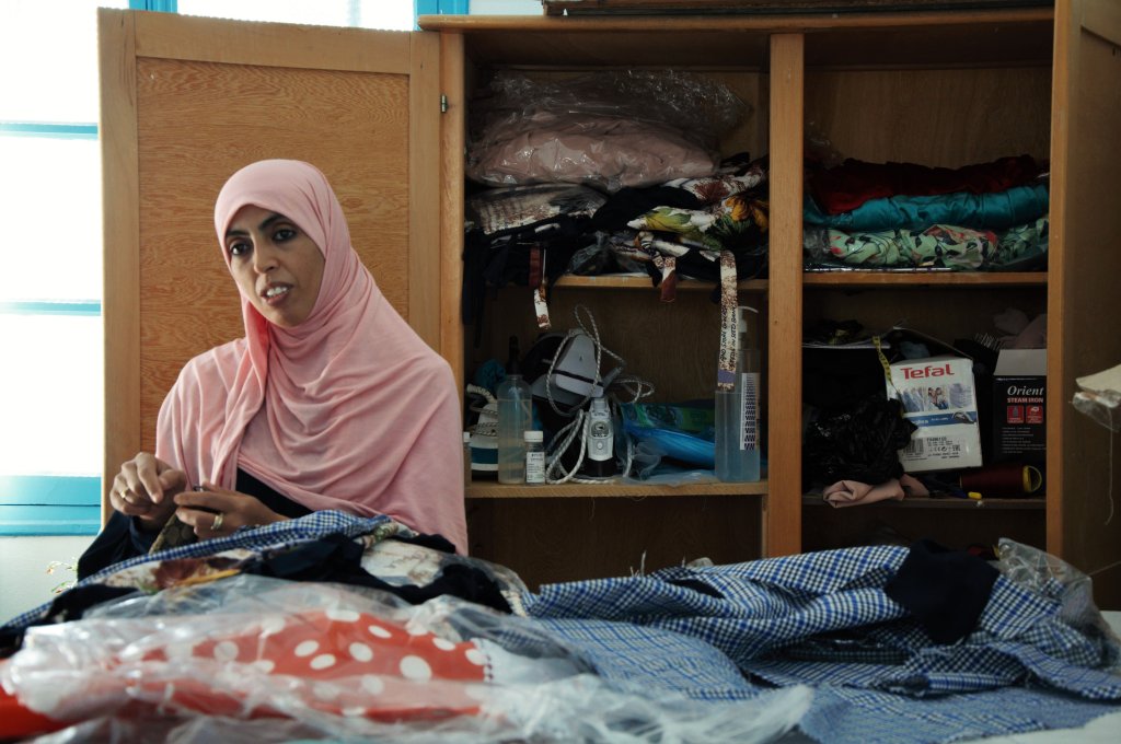 Mariam donne des cours de couture à des femmes migrantes. Crédit : Dana Alboz / InfoMigrants