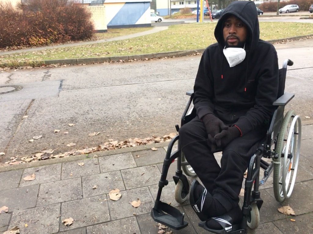 Aldo a trop de douleurs pour pouvoir continuer à porter sa prothèse de jambe, novembre 2021. Crédit : Marion MacGregor / InfoMigrants