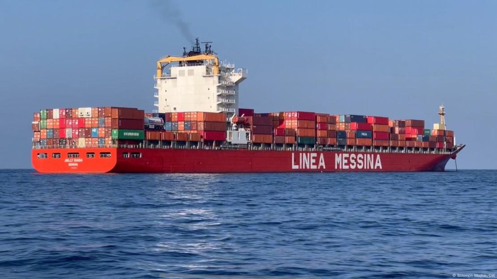 Large container ships in the Red Sea, one of the world's busiest trading routes, are a danger to small vessels crossing the Bab al-Mandab Strait | Photo: Solomon Muchie / DW
