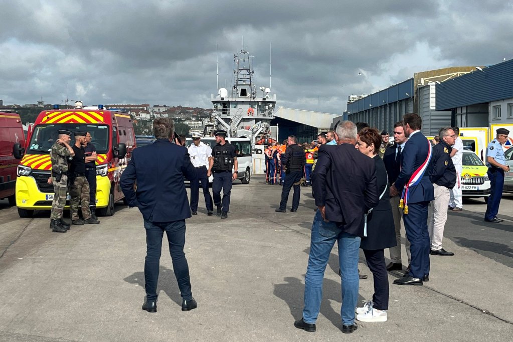 Un important dispositif a été déployé mardi 3 septembre au port du Portel pour prendre en charge les naufragés du naufrage survenu dans la Manche. Crédit : Reuters