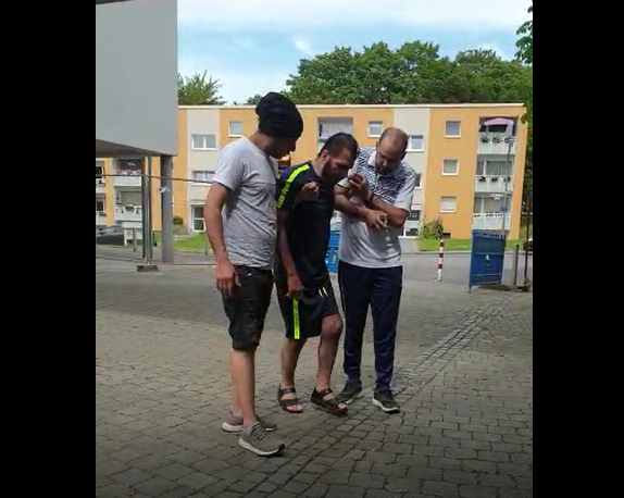 لقطة من فيديو التقطه شباب سوريون لقدور وبعثوه لوالدته وهم يساعدونه على المشي والخروج من دار العجزة حيث كان يقطن ليوصلوه إلى المنزل