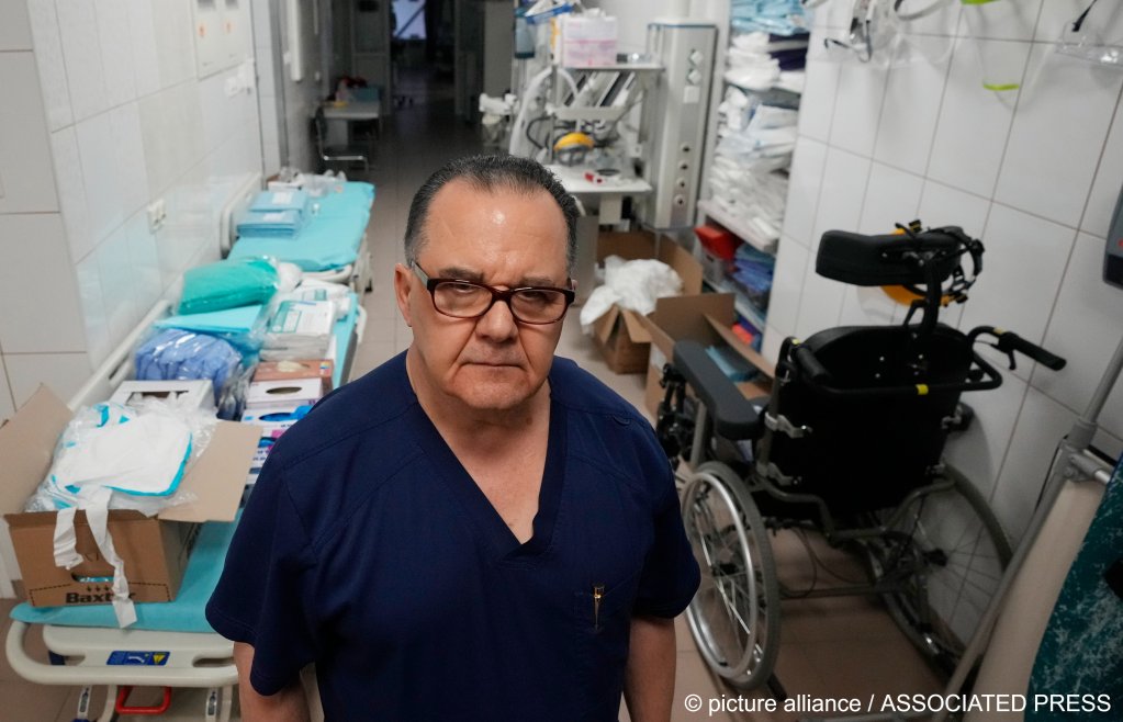 Dr. Arsalan Azzaddin, a doctor originally from the Kurdistan region of Iraq, speaking to the Associated Press in the eastern Polish town of Bielsk Podlaski on November 22, 2021 | Photo: Czarek Sokolowski/AP Photo