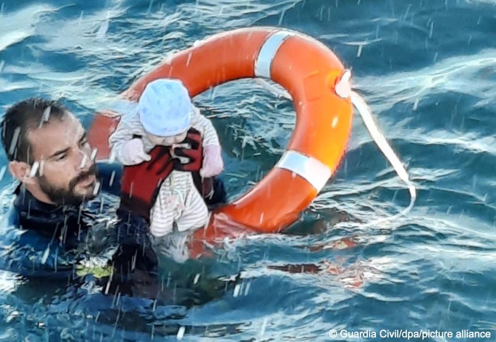 A Spanish diver from the Guardia Civil, Juan Francisco Valle, rescues a tiny baby up on Tuesday in the sea between Morocco and Ceuta | Photo: Guardia Civil / dpa / picture-alliance