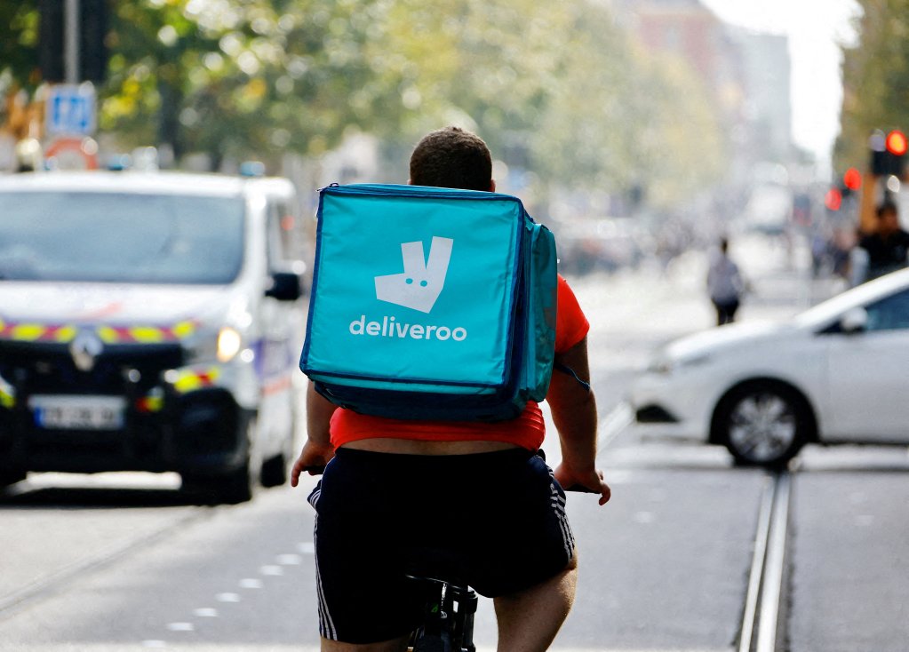 File photo used as illustration: A delivery worker with a backpack branded with Deliveroo rides a bike in Nice, France, October 25, 2022 | Photo: Eric Gaillard / Reuters