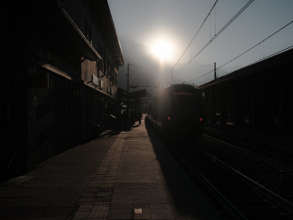 At the Oulx train station, about ten trains arrive each day. Volunteers and citizens take turns on the platform to welcome arriving passengers and, if necessary, direct them to the station parking lot during the day or to the Red Cross hub in the evening | Photo: Jean Kader/Encrage