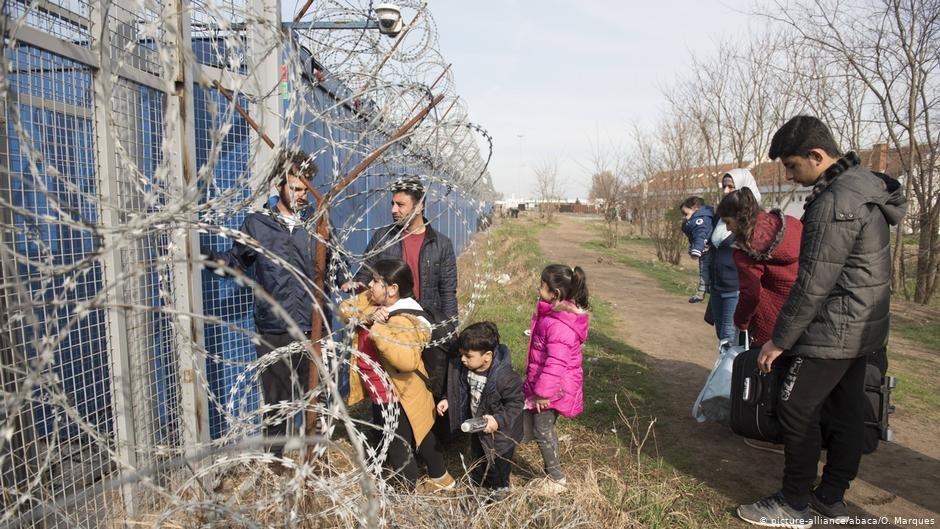 A family waits at the gate having been selected to claim asylum in Hungary / Photo: picture alliance/abaca/O. Marques