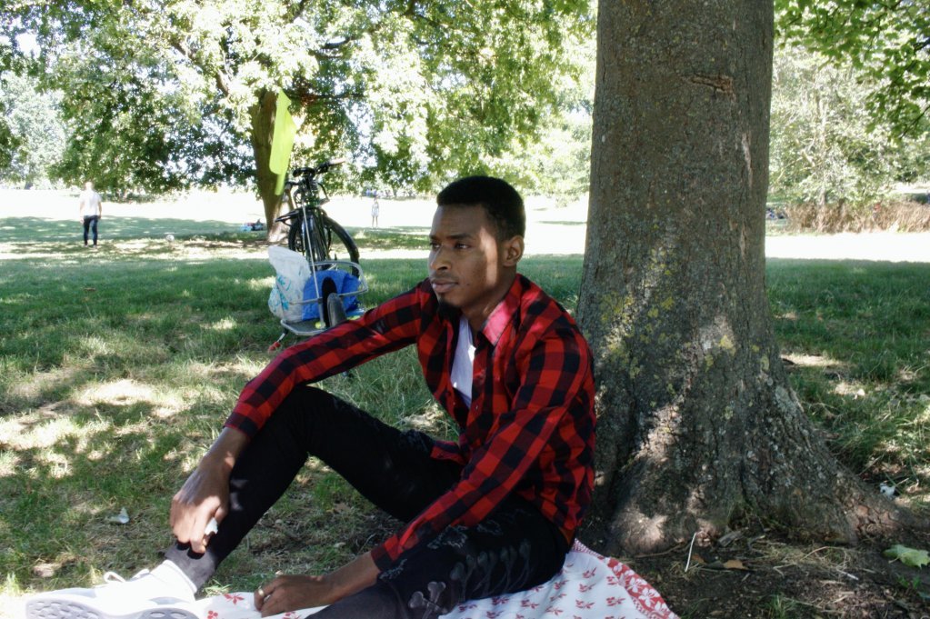 Grâce aux livres, Samassa dit avoir appris "beaucoup de choses". Crédit : InfoMigrants 