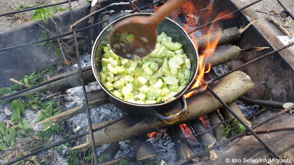 Dinner being cooked over the camp fire in the woods at a makeshift camp near the Croatian-Serbian border | Photo: Idro Seferi / InfoMigrants