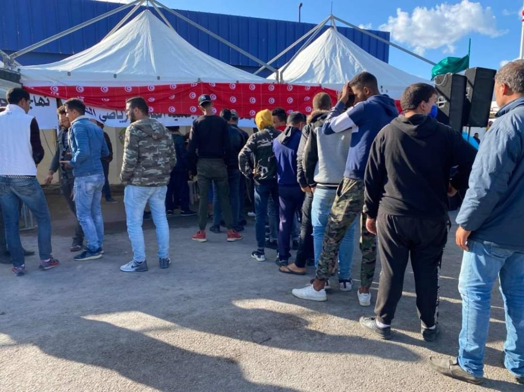 طوابير المحتجين في مدينة الشابة التونسية للتسجيل في لوائح الهجرة الجماعية نحو إيطاليا
