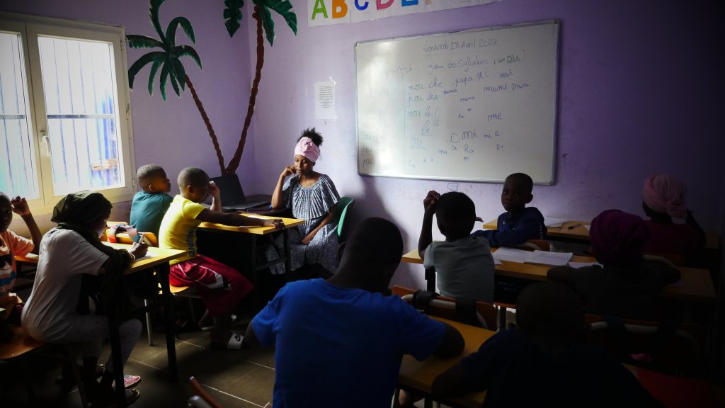 Dans la salle de classe du village d'Eva, à Mayotte. Crédit : Romain Philips pour InfoMigrants