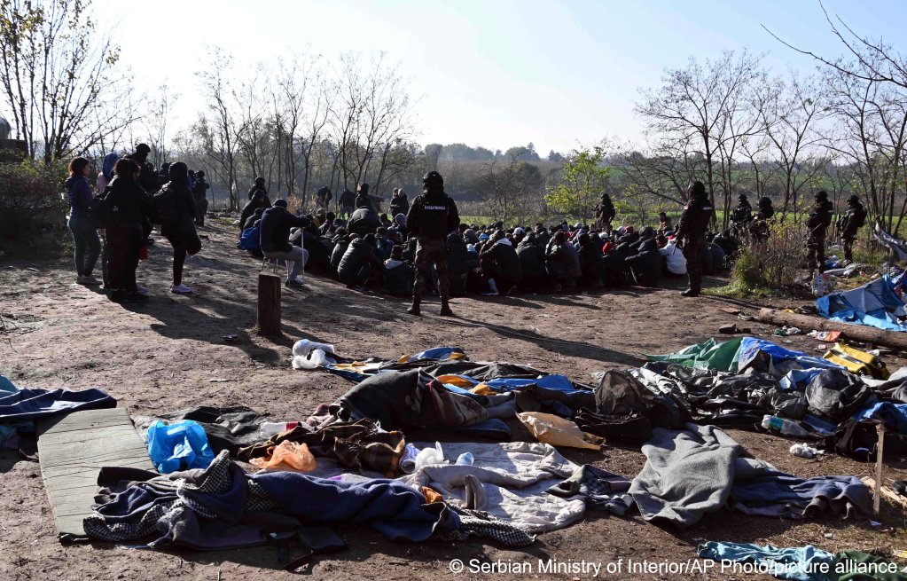 In these photos provided by the Serbian Interior Ministry, Serbian Gendarmerie officers search migrants near the town of Horgos, Serbia, Friday, Nov. 25, 2022 | Photos: Serbian Ministry of Interior via AP/picture-alliance