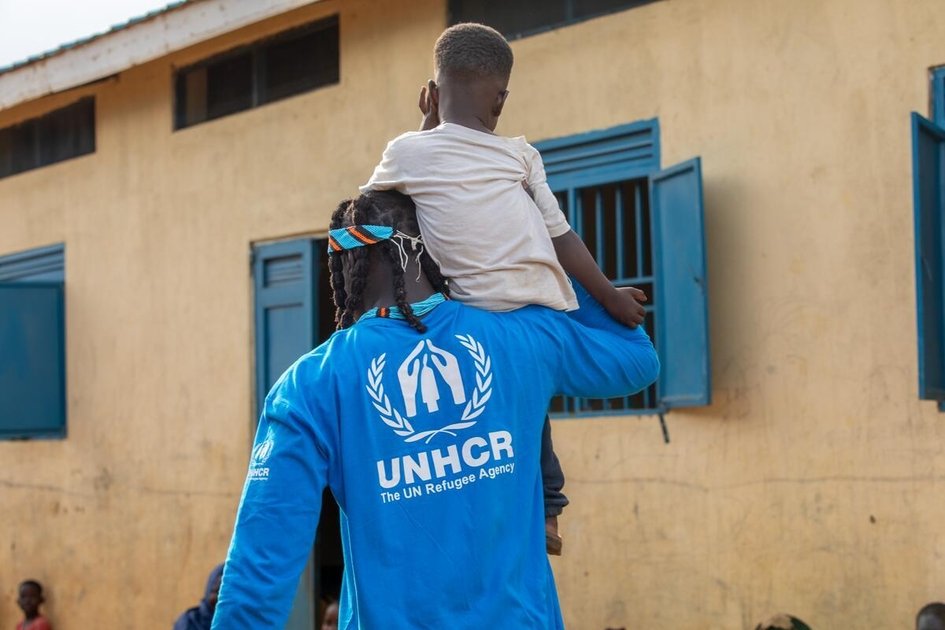 Wenyen Gabriel carrying five-year-old Saif on his shoulder in the Doro refugee camp, South Sudan | Photo: UNHCR