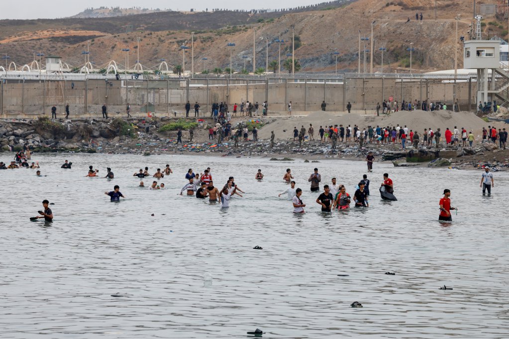 Des migrants près de la digue de Tarajal, qui délimite le Maroc de l'enclave espagnole de Ceuta, le 31 juillet 2026. Crédit : Reuters