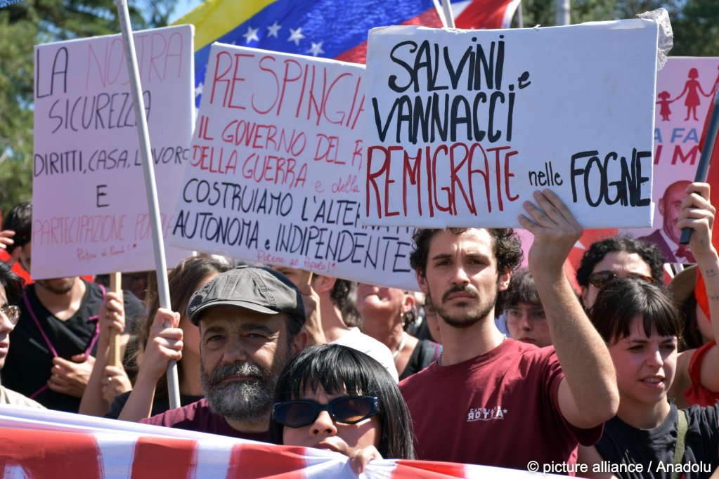 Some of those on the pro-migration march, which included students, migrants and activists and trade unions, held up signs calling for right-wing politicians like Matteo Salvini and Roberto Vanacci to 'remigrate to the sewers,' expressing their opposition to calls for remigration | Photo: Baris Seckin / Anadolu / picture alliance