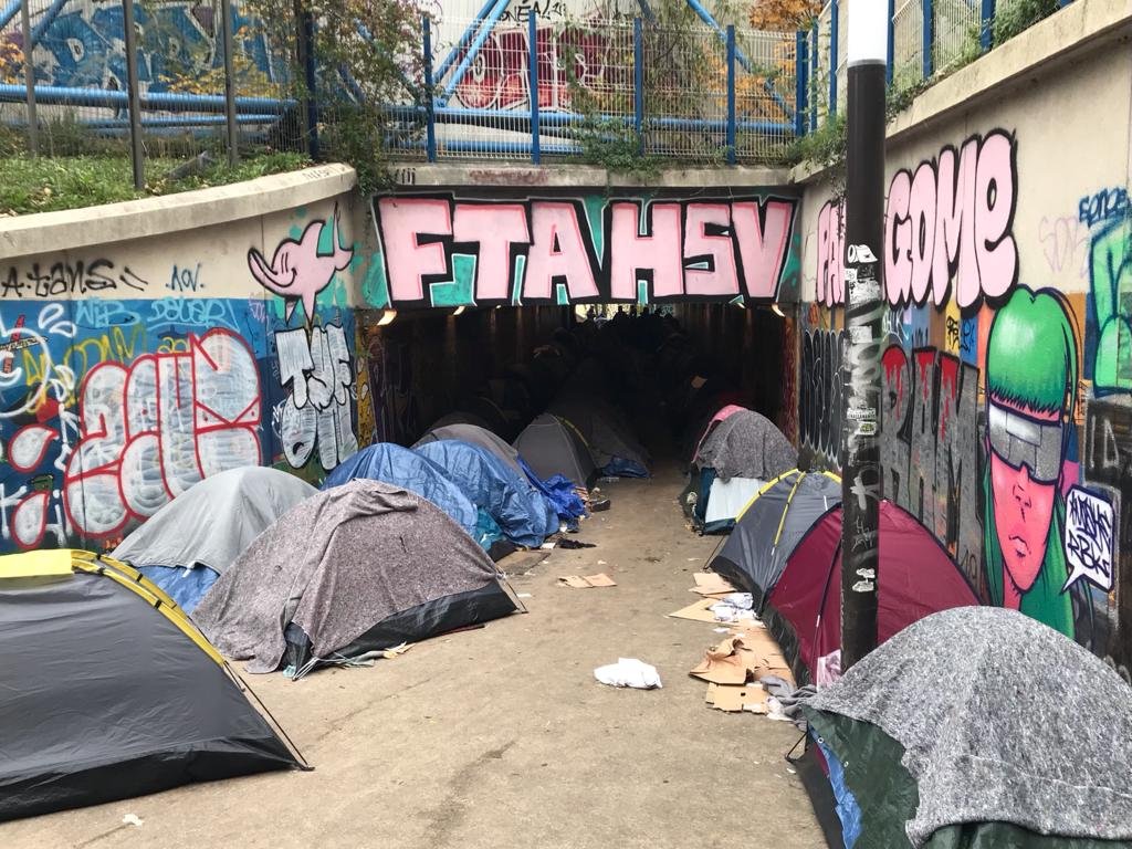 اخبار اللاجئين - إجلاء نحو 230 مهاجرا من مخيم عشوائي شمال باريس