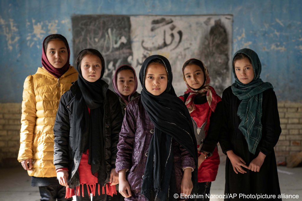 Afghan girls have been banned from middle school and high school. Women are barred from most fields of employment and have to wear head-to-toe clothing in public. | Photo: picture-alliance/AP Photo/Ebrahim Noroozi
