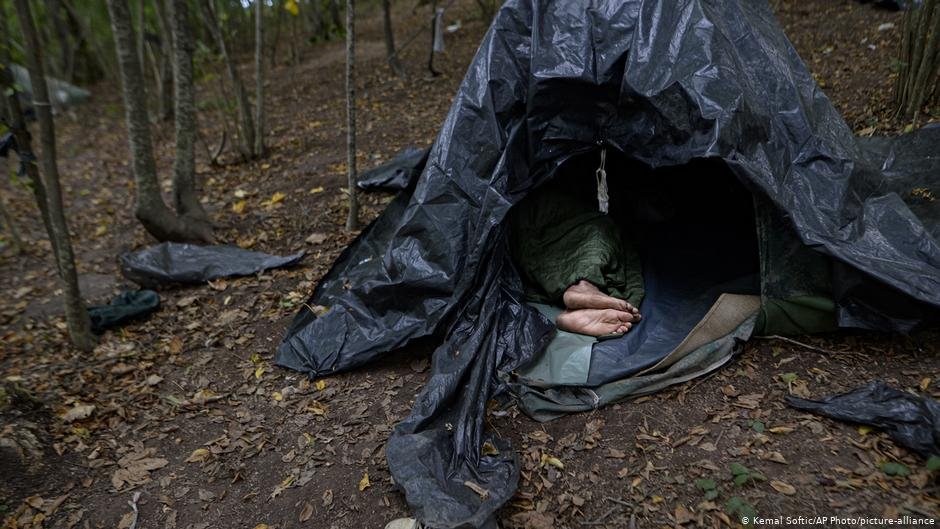 یک مهاجر در زیر خیمه، در نزدیک ویلیکا کلادوشا، خوابیده است Photo: Kemal Softic/AP Photo/Picture-alliance