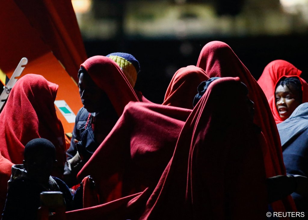 Migrants wait to disembark from a Spanish coast guard vessel, in the port of Arguineguin, on the island of Gran Canaria, Spain, on January 26, 2022 | Photo: Suarez/Reuters