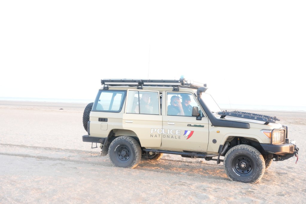 A French police vehicle patrols Petit-Fort-Philippe beach in Gravelines on July 10, 2025 | Photo: Hafiz Miakhel/InfoMigrants