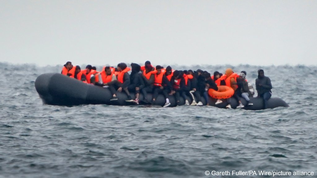 Dal dossier: Un gruppo di persone ritenute migranti attraversa il canale su una piccola imbarcazione |  Fotografia: Gareth Fuller/Image Alliance/Associated Press