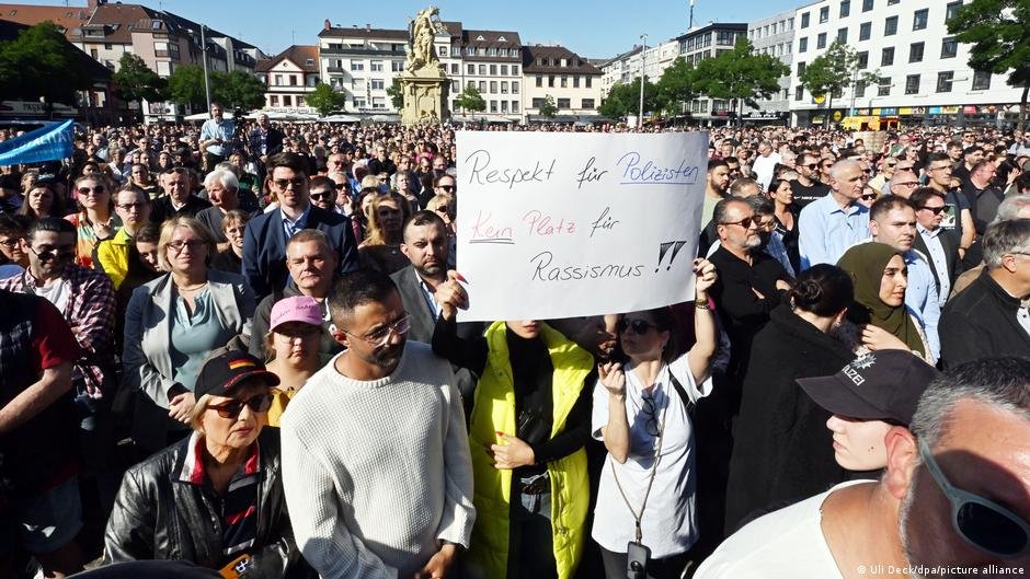 Thousands of people gathered in Mannheim to honor the fallen police officer | photo: Uli Deck/dpa/picture alliance