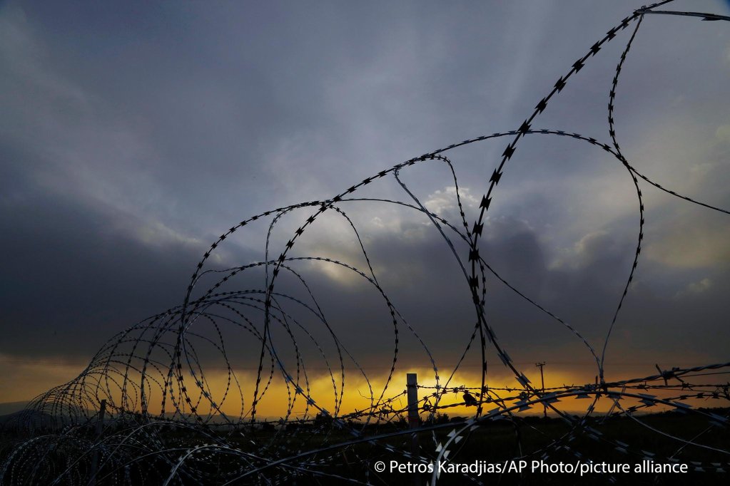 Barbed wire is seen along the southern side of the UN buffer zone that cuts across the ethnically divided island of Cyprus | Photo: Picture alliance/ASSOCIATED PRESS/Petros Karadjias
