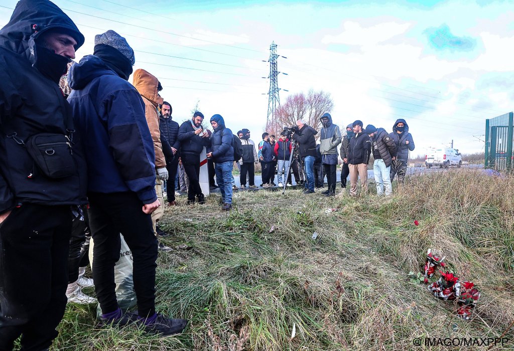 Migrants gathering near the jungle of Loon Plage where two people believed to be of Iranian nationality were killed by several gunshots | Photo: Sebastian Jarry / IMAGO