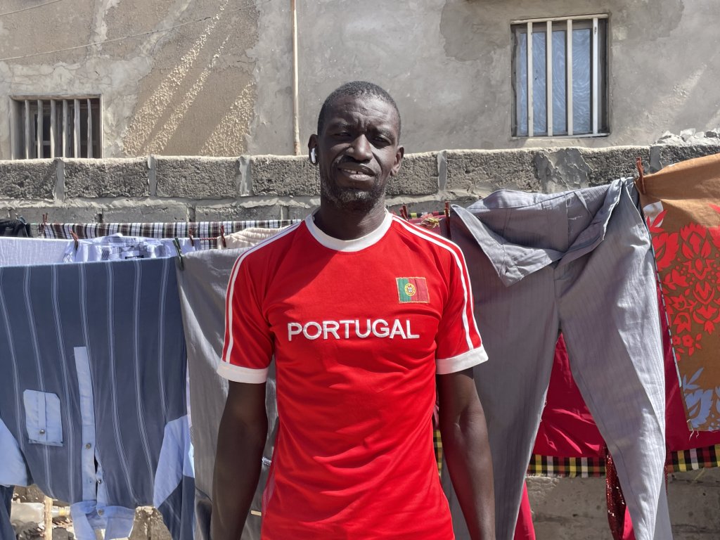 Cheikh, pêcheur sénégalais, vivait en Mauritanie depuis novembre 2023. Il a fait les frais de la politique anti-migrants des autorités et a été expulsé vers le Sénégal en février 2025. Crédit : Clémence Cluzel