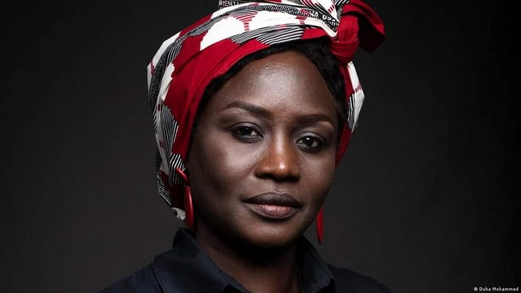 Yashirin kamera hammom porno video A strapon tranny va bir erkak ham sikishdi.