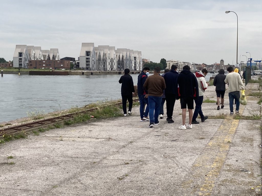 Des migrants rescapés d'un naufrage en août 2021, au port de Dunkerque. Crédit : Utopia 56