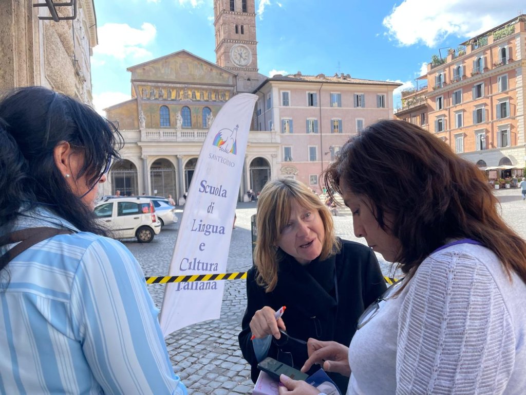 Alla who works for Sant'Egidio (C) explains about the organization's Italian language program to prospective migrant students | Photo: Dale Gavlak / InfoMigrants