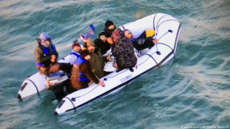 From file: French Navy image showing migrants on a rubber boat after being intercepted by French authorities off the port of Calais, December 25, 2018 | Photo: picture alliance/Marine Nationale