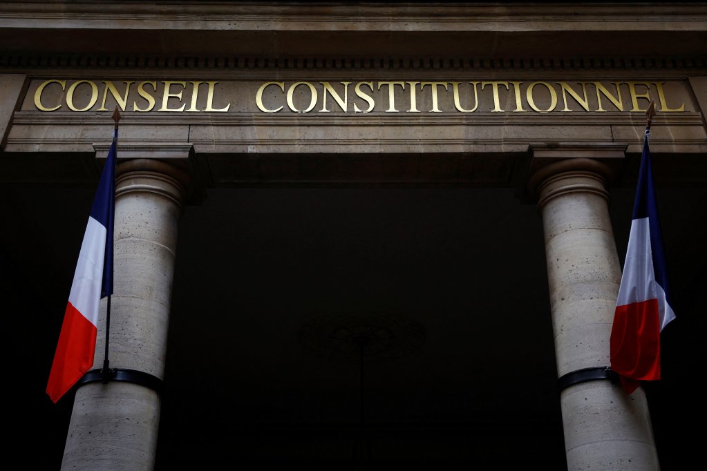 A view shows French national flags on the Constitutional Council (Conseil Constitutionnel) in Paris, France. | Photo: REUTERS/Sarah Meyssonnier