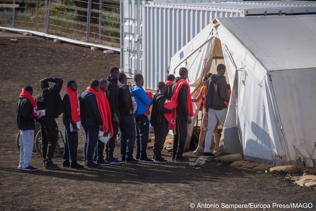Young migrants are seen arriving at the Temporary Migrant Reception Center (CATE) in San Andres, El Hierro, on August 22, 2024, in the Canary Islands, Spain | Photo: IMAGO/Antonio Sempere