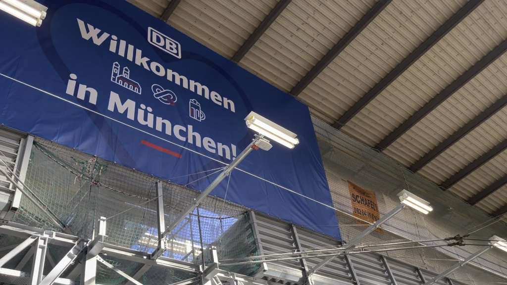 A sign reads "Welcome to Munich" at Munich's central station | Photo: Natasha Mellersh / InfoMigrants