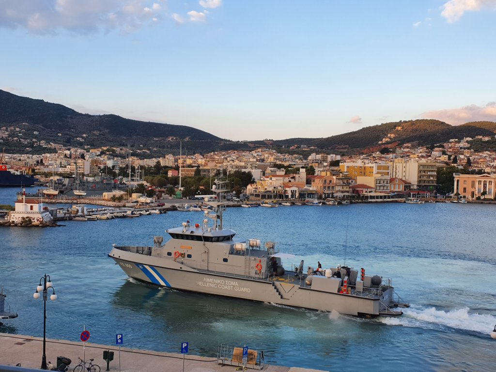 Un navire des garde-côtes grecs dans le port de Mytilène, le 6 septembre 2021. Crédit : InfoMigrants