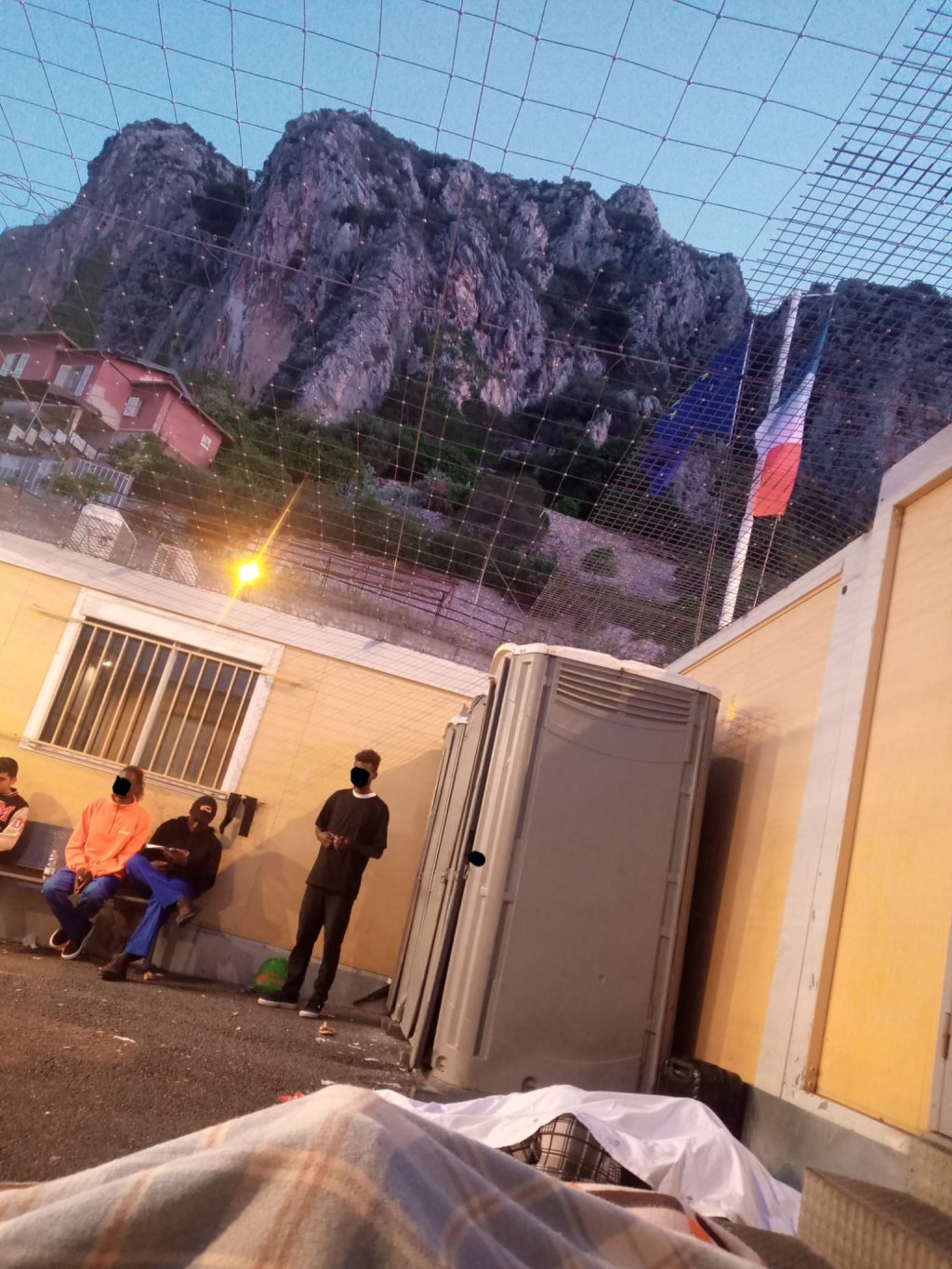 Una stanza di detenzione annessa al posto di frontiera di Mentone-Garavan, fotografata da un esule che vi ha trascorso la notte il 26 settembre 2023. Credit: InfoMigrants