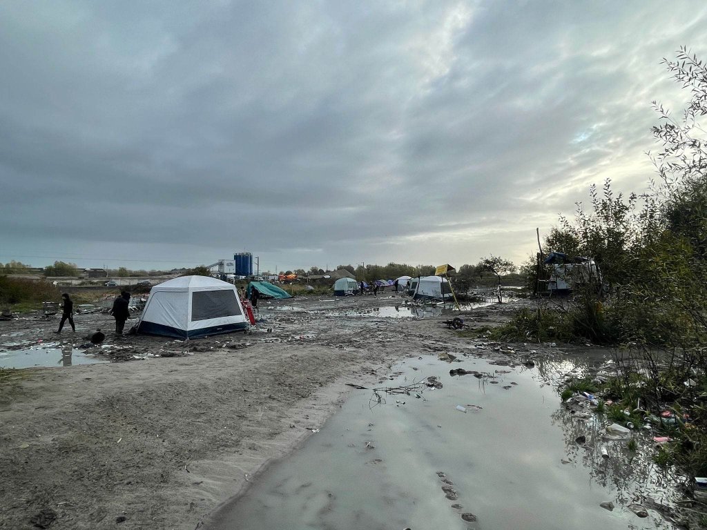À certains endroits du lieu de vie, les tentes des exilés baignent dans la boue. Crédit : InfoMigrants