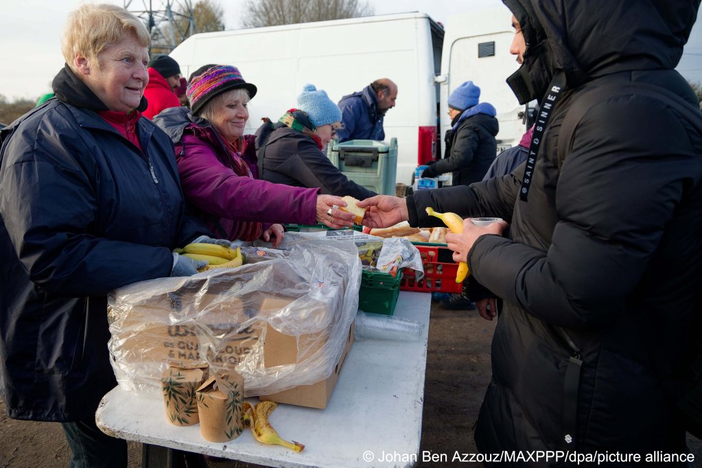 Volunteers from the Secours Populaire give out breakfast, hot drinks and bananas to migrants, many of whom are sleeping outside in the cold or in makeshift tents | Photo: Johan Ben Azzouz/MAXPPP/dpa/picture alliance