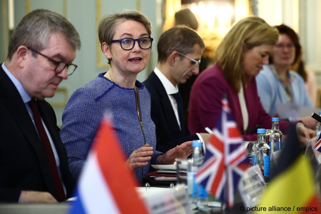 File photo used as illustration: At a recent Calais Group meeting in London, politicians from UK, France, Germany, the Netherlands and Belgium promised to step up their cooperation to fight smuggling gangs, but perhaps if they listened to the results of the MMC survey, they could deploy their resources differently? | Photo: Henry Nicholls/ picture alliance / empics