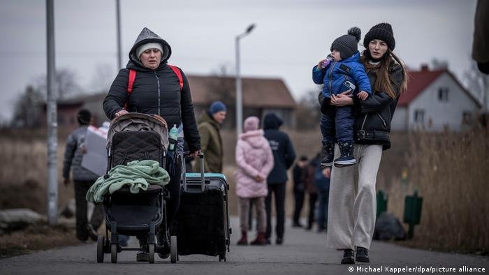 تستقبل دول الاتحاد الأوروبي ملايين اللاجئين من أوكرانيا بموجب إجراءات سريعة وقواعد استثنائية 