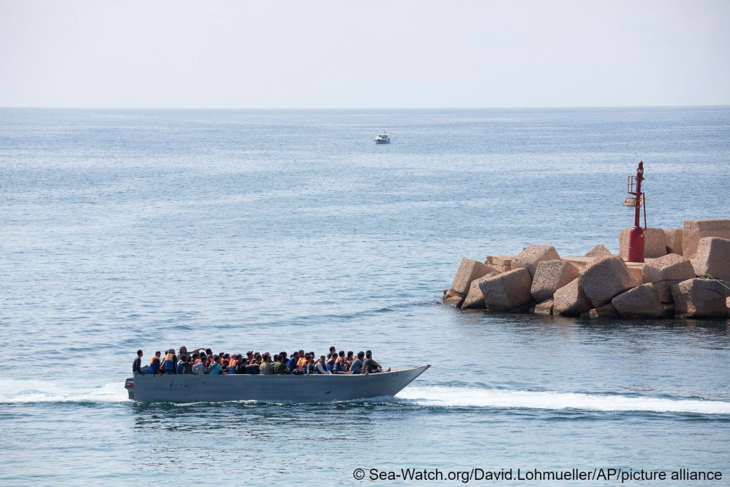 Des migrants débarquent à Lampedusa, le 3 octobre 2021. Crédit : Sea-watch