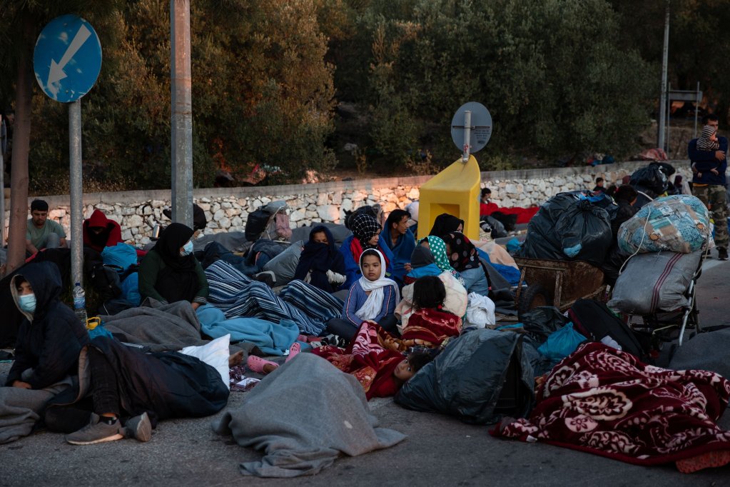 بعد از آتش سوزی در کمپ موریا، هزاران مهاجر چندین شب را در امتداد جاده‌ها خوابیدند. عکس از رویترز