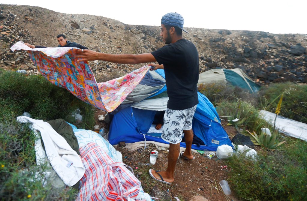 In 2021, migrant reception facilities in the Canary Islands were full, and some migrants had to make their own shelters, putting up tents near Las Palmas on Gran Canaria | Photo: Reuters