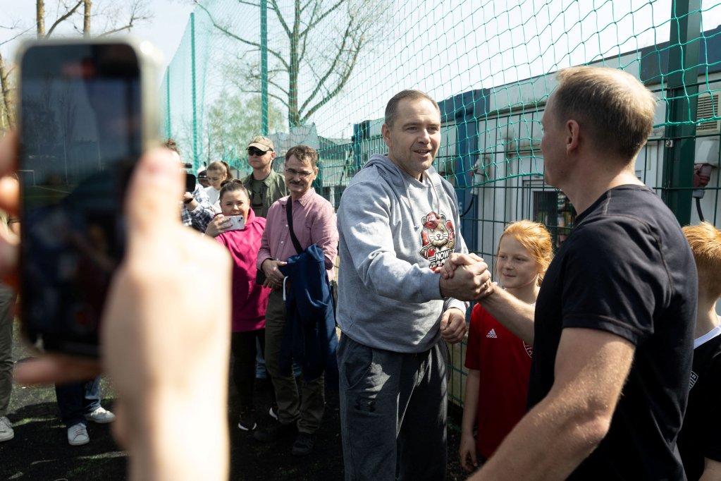 Le candidat du parti nationaliste Droit et Justice (PiS) Karol Nawrocki, lors d'un tournoi de football, à Gdańsk, en Pologne, le 17 avril 2025. Crédit : Reuters