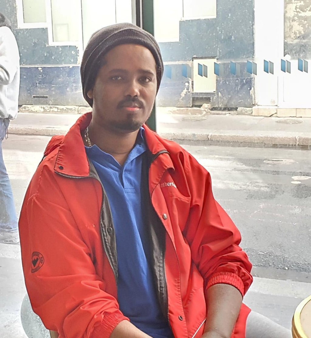 الشاب الإثيوبي آبيرا يعيش في فرنسا منذ ثلاثة أعوام. الصورة: مهاجرنيوز