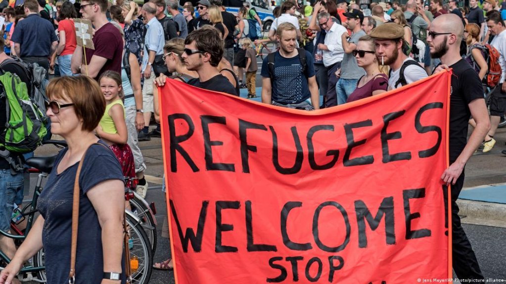 While many Germans supported Merkel's 2015 decision, others were more critical | Photo: Jens Meyer / AP Photo / picture alliance